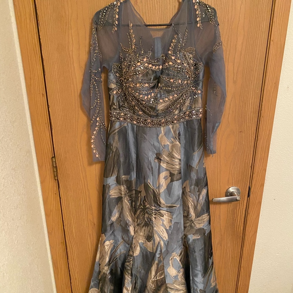 Long evening dress with long sleeve